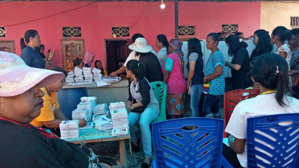 Warga Timika Antusias Datangi TPS Salurkan Hak Pilih