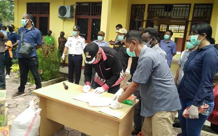 FOTO HARD NEWS : Pemkab Mimika Serahkan Sembako ke Warga Distrik Kami Narama