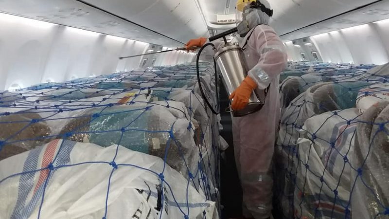 FOTO HARD NEWS : Petugas Semprotkan Disenfektan Dalam Pesawat Garuda Yang Bawa Alat Medis
