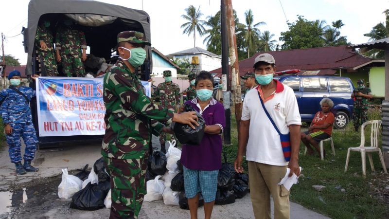 Songsong HUT TNI AU ke 74, Lanud Yohanis Kapiyau Bagi Masker dan Sembako