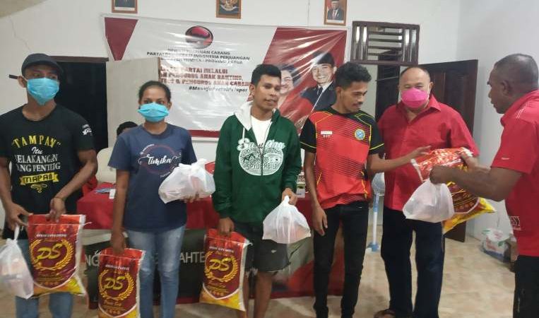 PDI Perjuangan Mimika Berbagi Sembako Kepada Warga dan Wartawan  