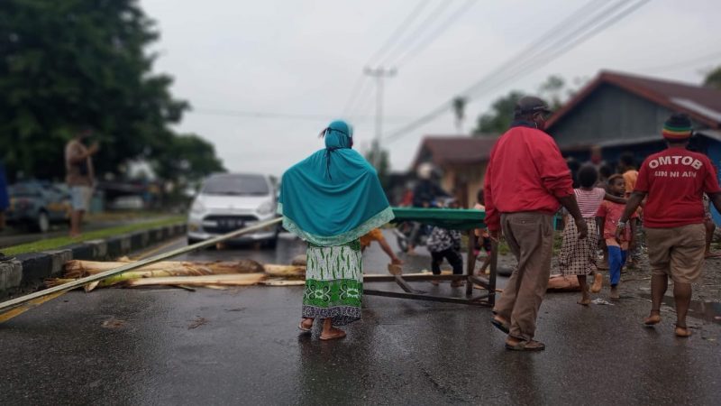 Belum Terima Sembako, Warga RT 25 dan 39 Kamoro Jaya Blokade Jalan