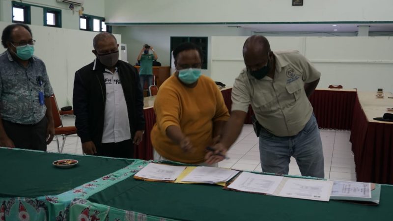YPMAK-Freeport Bantu APD Dan Bahan Medis Kepada RSMM