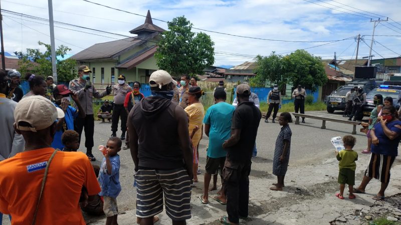 Tagih Janji Bantuan Sembako, Warga Kelurahan Koperapoka Blokade Jalan