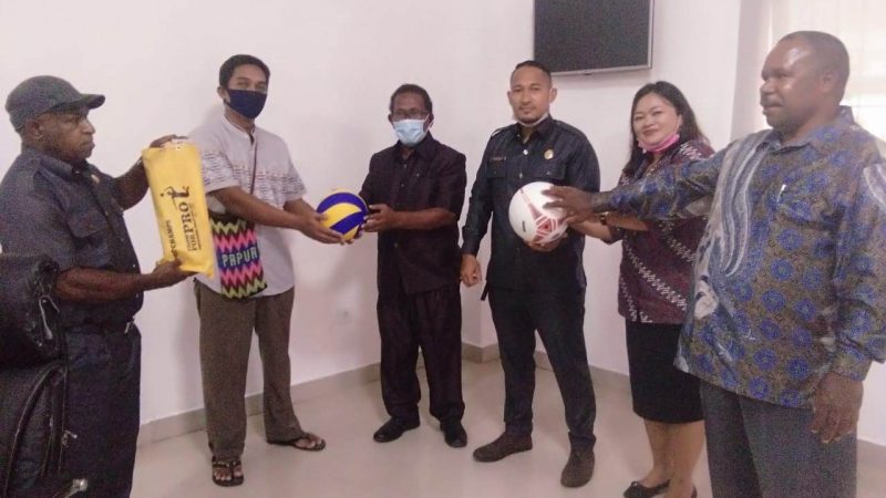 Anggota DPRD Mimika Thobias Maturbongs Beri Bantuan Bola Volly ke SMAN3 Kokonao