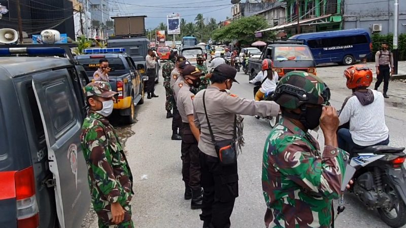 Personil Gabungan TNI-Polri di Timika Imbau Warga Tetap Masker