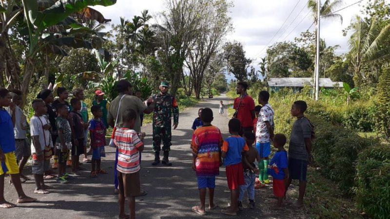 Babinsa Koramil 1710-02/Timika Bersama Polsek Kwamki Narama Sosialisasi Tentang Protokol Kesehatan