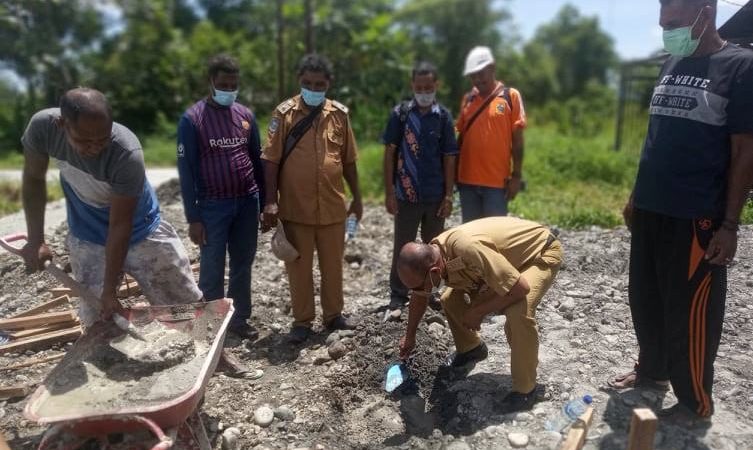 Kadistrik Wania Letakkan Batu Pertama Pembangunan Pospol Induk Kampung Nawaripi