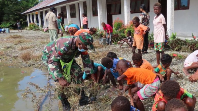 Tanamkan Pola Hidup Sehat Sejak Dini, Babinsa Koramil 1710-03/KK Bersama Guru-Siwa Bersihkan Lingkungan Sekolah