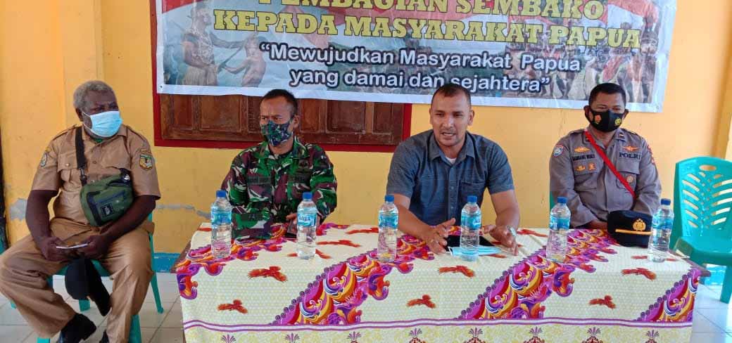 TNI/Polri Salurkan 250 paket Sembako ke Warga Iwaka