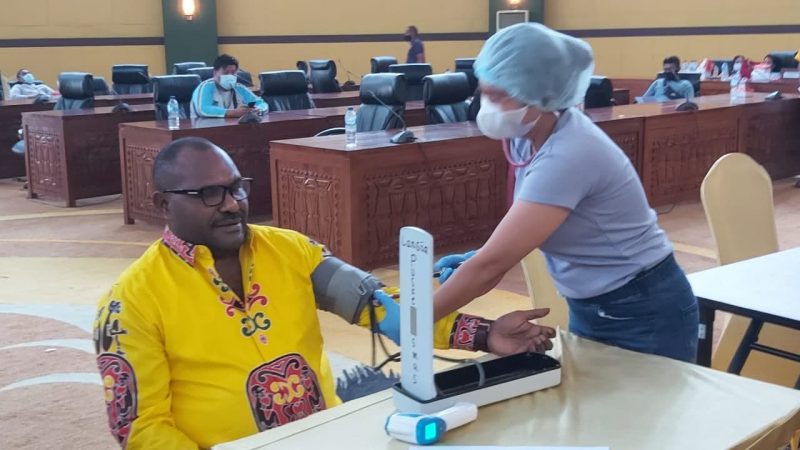 Anggota DPRD – Staf Setwan Mimika Terima Vaksin Tahap Pertama