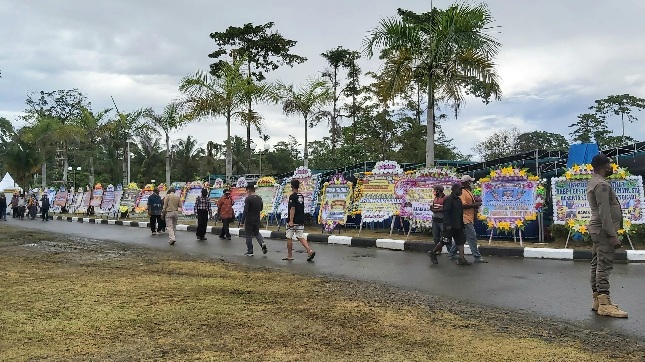 Masyarakat Berdatangan ke Pendopo Rumah Negara Menyambut Kedatangan Jenazah Alm. Klemen Tinal