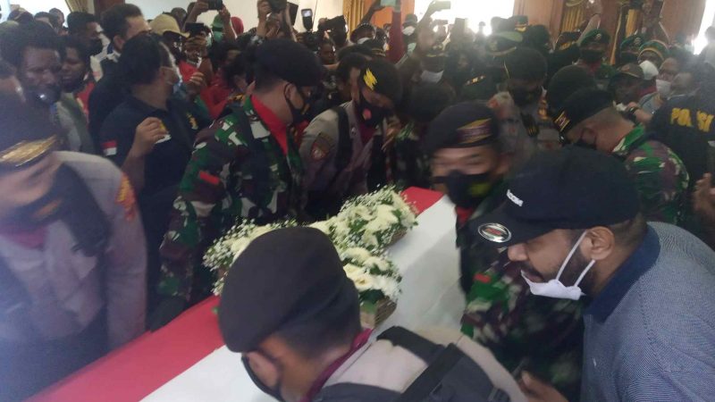 Isak Tangis Warnai Kedatangan Jenasah Wagub Klemen Tinal Di Pendopo Timika
