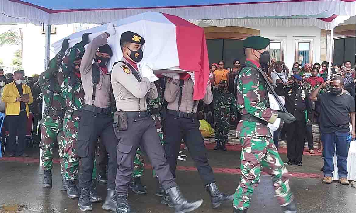 Wagub Papua Klemen Tinal dimakamkan di Samping Makam Kedua Orang tuanya