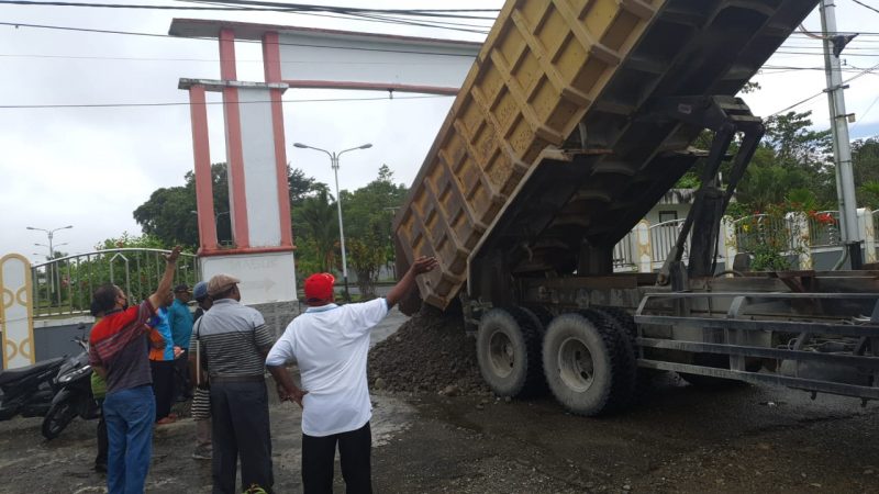 Tuntut Diaktifkan Sesuai Keputusan PTUN, Anggota DPRD Mimika Periode 2014-2019 Palang Kantor DPRD