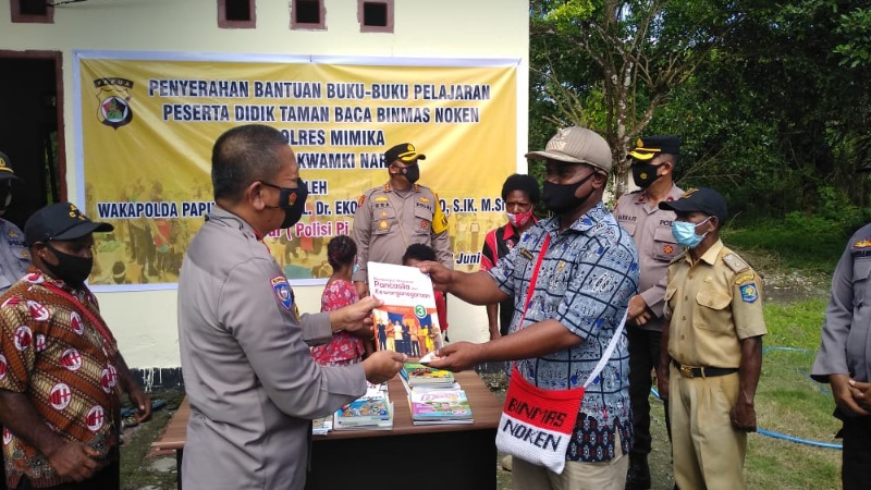 Wakapolda Papua Serahkan Bantuan Buku Kepada Taman Baca di Kwamki Narama