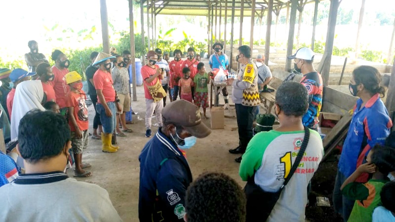 Kapolres Mimika Latih Petani Buat Pupuk Kompos