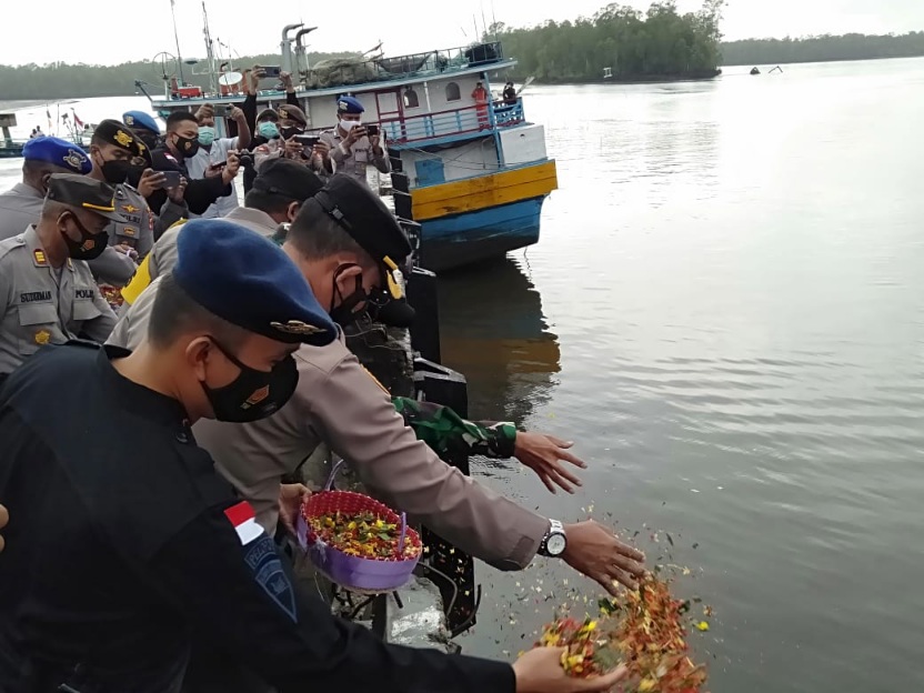 Sambut HUT Bhayangkara ke 75, Polres Mimika Gelar Acara Tabur Bunga di Pomako