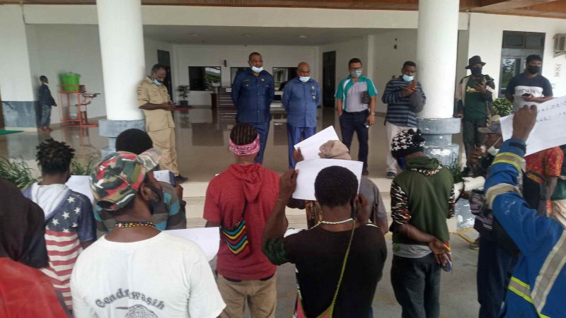 Warga Papua 7 Suku Demo Tolak Vaksin di DPRD