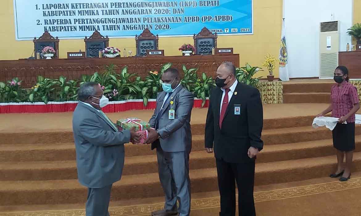 Bupati Serahkan Materi LKPJ dan PP APBD Tahun 2020 Kepada DPRD Mimika
