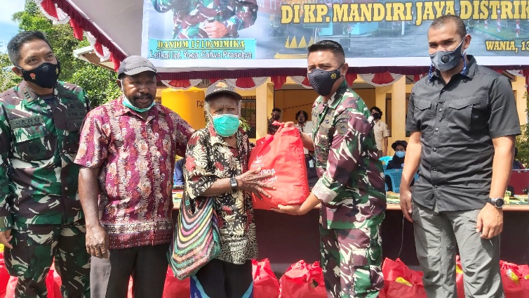 Sambut HUT RI ke 76 Kodim 1710 Mimika dan Satgas Nemangkawi Gelar Baksos di Mandiri Jaya