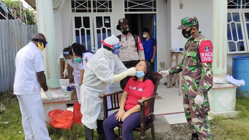 Babinsa Koramil Timika Bersama Kepolisian Dan Dinkes  Laksanakan Tracing Pasien Positif Covid-19