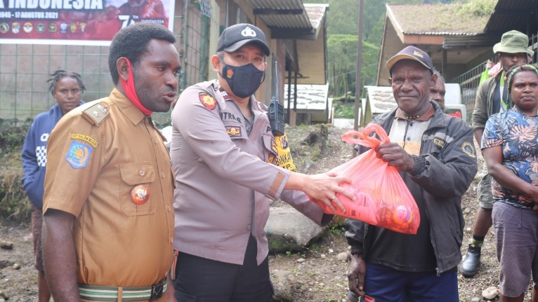 Berkunjung ke Banti Binmas Noken Polri Bagikan Sembako Kepada Warga