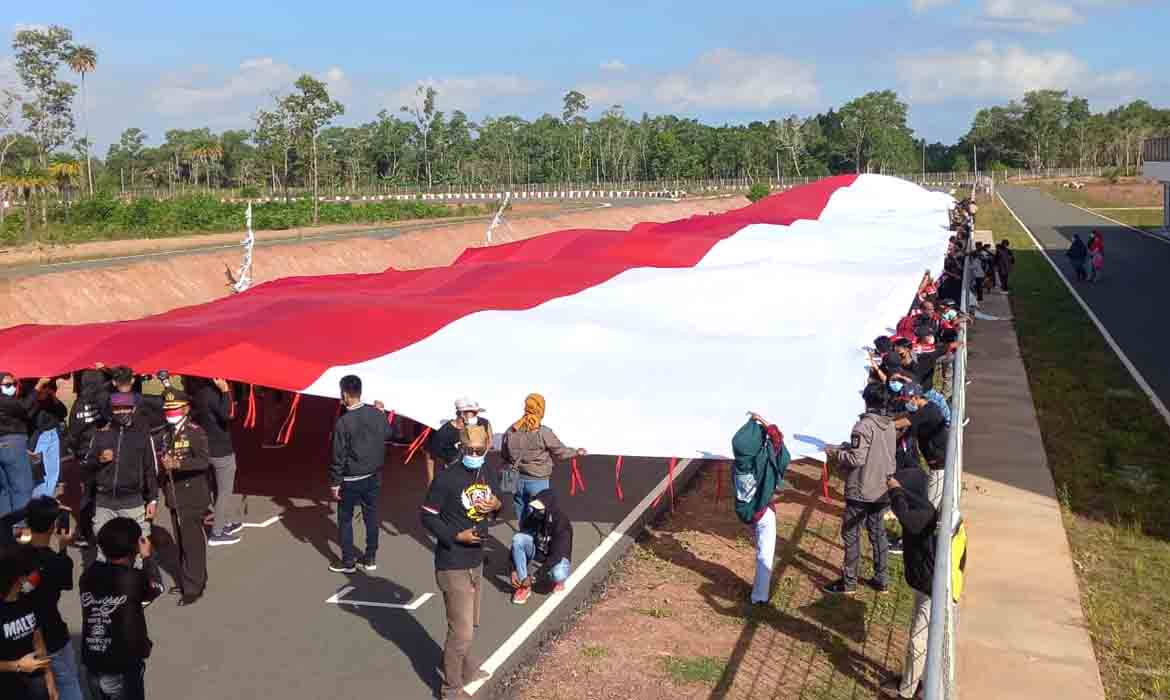 Bendera Merah-Putih Raksasa Dibentangkan Untuk Promosi PON XX 2021