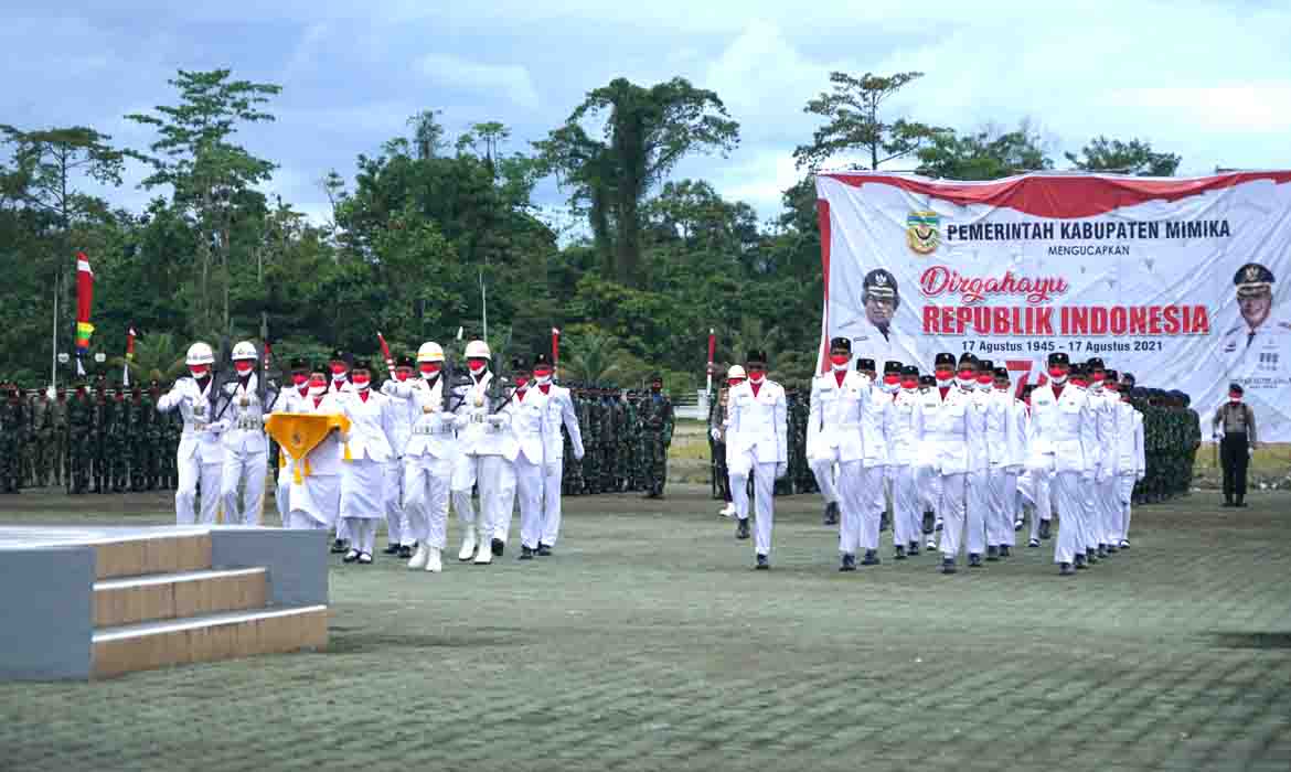 Orang Tua Paskibraka Antusias Hadiri Upacara Penurunan Bendera Perayaan HUT RI Ke-76 di Mimika