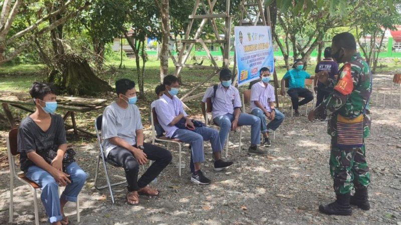 Babinsa Koramil Kuala Kencana Memastikan Sekaligus Dampingi Dinkes Vaksin Massal di SP 5