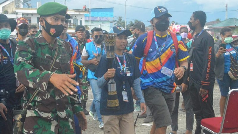 Ratusan Personel TNI – Polri di Mimika Amankan Kirab Api PON Papua