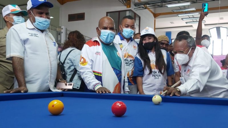 BERITA FOTO – GUBERNUR PAPUA DAN BUPATI MIMIKA TEST PERALATAN CABOR BILYARD : FOTOGRAFER : DONNY BUMBUNGAN
