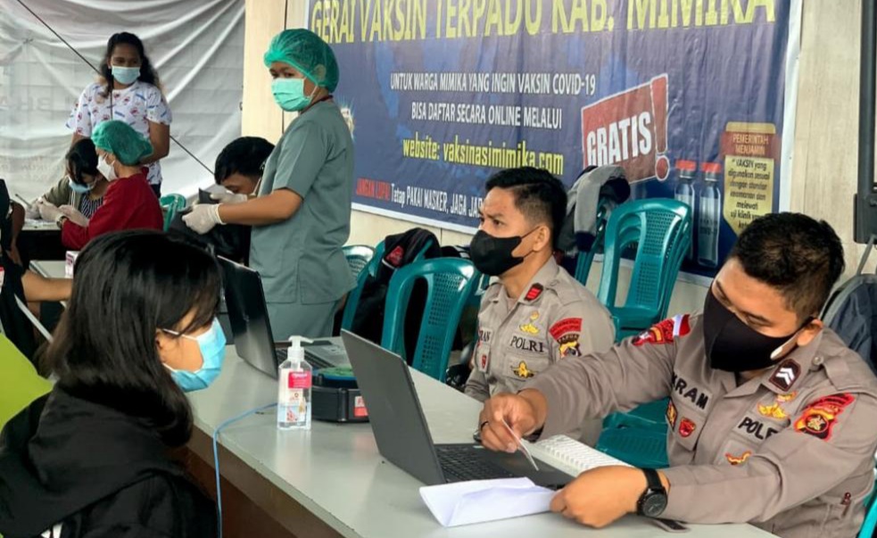 Brimob Dukung Vaksinasi Covid-19 di Timika
