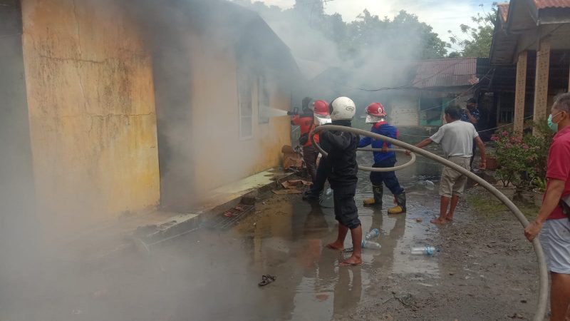 BERITA FOTO : SEBUAH KIOS DI JALAN KELURAHAN KAMORO JAYA TIMIKA TERBAKAR – FOTOGRAFER : HUSYEN OPA