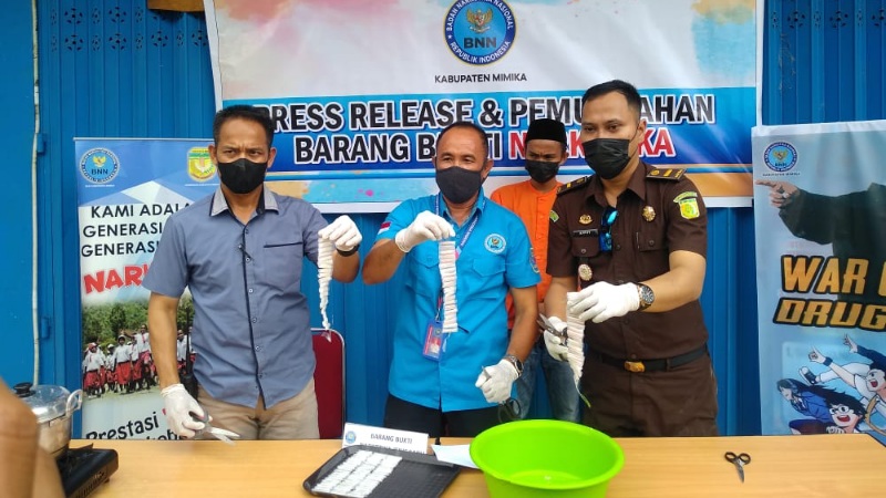 BNNK Mimika Musnahkan Ratusan Gram Sabu