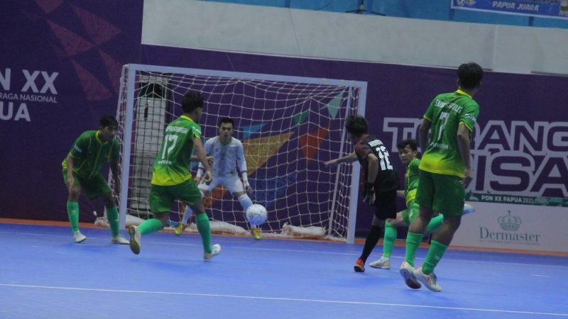 BERITA FOTO : ARDIANSYAH RUNTUBOY BAWA TIM FUTSAL PAPUA KALAHKAN SUMUT 2-1 – FOTOGRAFER : DAVID LALANG