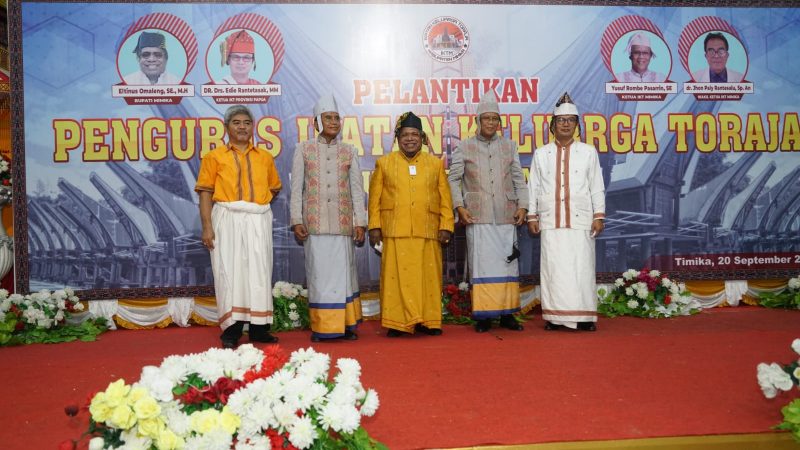 Bupati Eltinus Omaleng Lantik Kerukunan IKT Mimika Periode 2021-2025