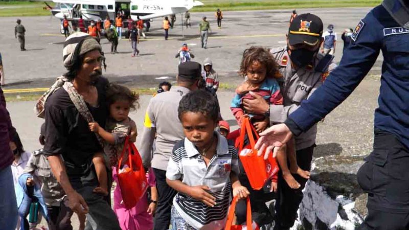 Satgas Nemangkawi Evakuasi 17 Warga Sipil dari Distrik Kiwirok Pegubin