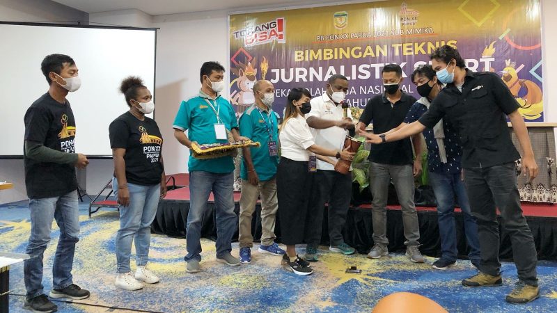 BERITA FOTO : SEKUM SUB PB PON MIMIKA MEMBUKA BIMTEK JURNALISTIK SPORT PON XX KLUSTER MIMIKA