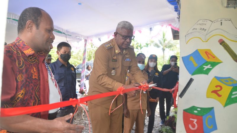 Dari KKN Uncen Angkatan 2018, Wabup Mimika Resmikan Perpustakaan Mini dan Green House