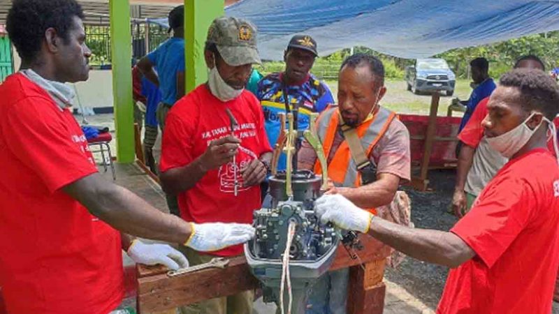 Freeport Berikan Pelatihan Keterampilan Perbaikan Motor Tempel dan Pembuatan Perahu Fiber bagi Masyarakat 8 Kampung Binaan
