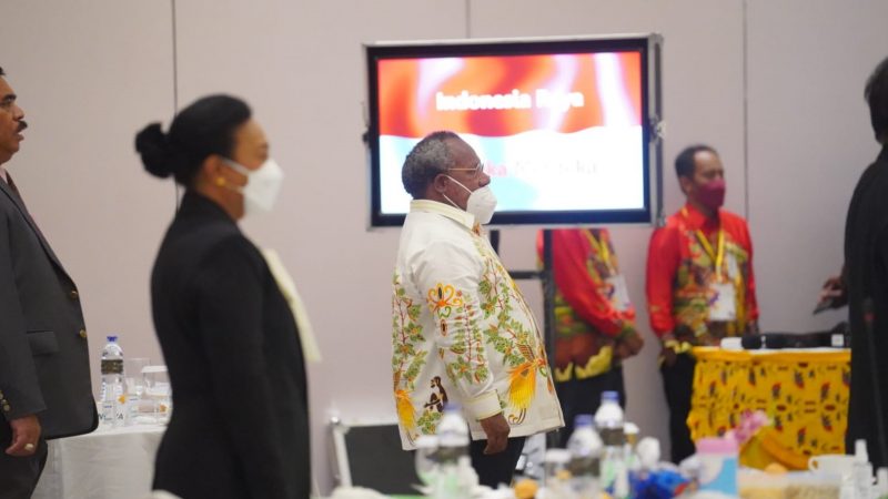 Bupati Eltinus Omaleng Hadiri RUPSLB Bank Papua di Jayapura
