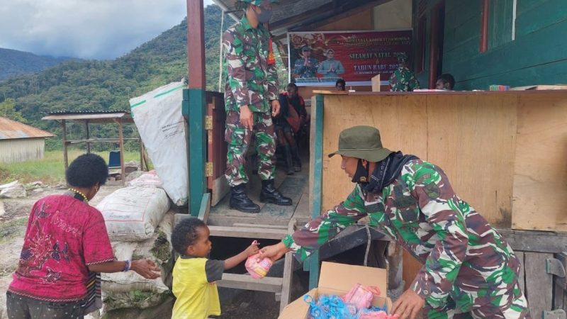 Pasca Perayaan Natal, Danramil Jila Berbagi Bingkisan Kepada Warga