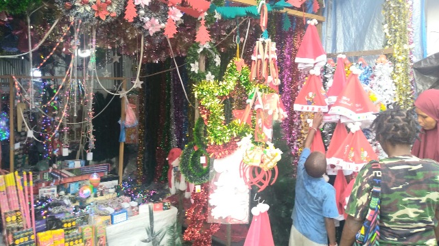 Jelang Natal, Pernak Pernik Natal Mulai Ramai Dijual