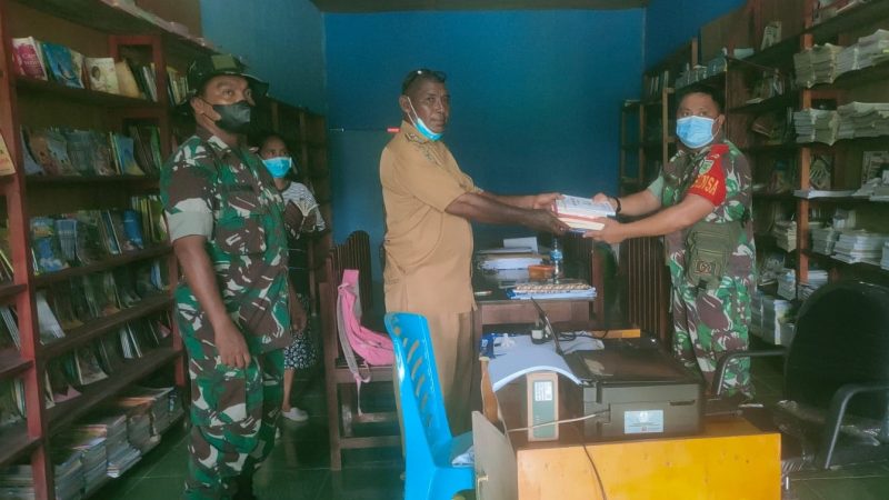 Kodim 1710/Mimika Serahkan 25 Judul Buku Berkualitas Ke Kampung Nawaripi