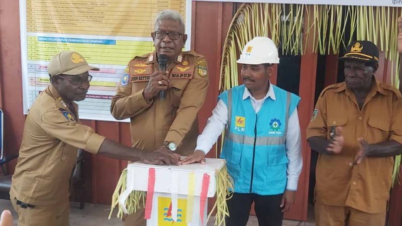 Resmikan Balai Kampung dan Listrik Masuk Desa, Wabup Pesan Aset Pemerintah Dijaga Dengan Baik