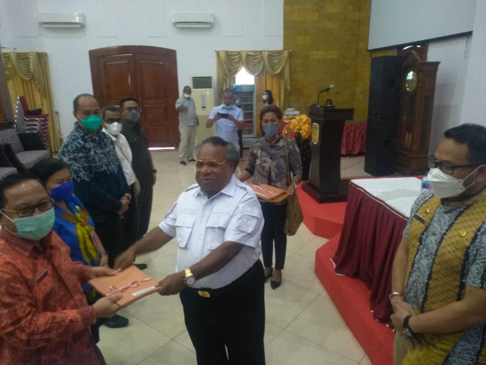 Serahkan DPA Bupati Omaleng Instruksikan Pimpinan OPD Segera Bekerja