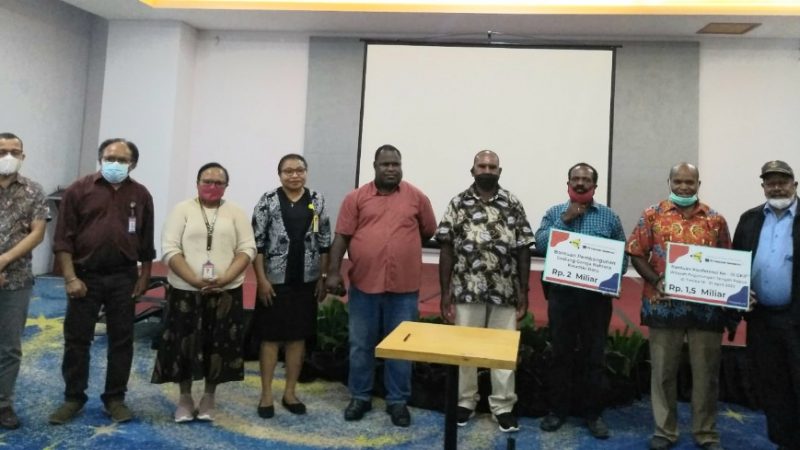YPMAK Serahkan Bantuan Pembangunan Gereja Kingmi Bahtera Kwamki Baru dan Konferensi ke -III GKII Wilayah Pegunungan Tengah Papua