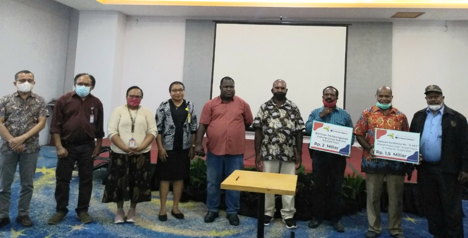 YPMAK Serahkan Bantuan Pembangunan Gereja Kingmi Bahtera Kwamki Baru dan Konferensi ke -III GKII Wilayah Pegunungan Tengah Papua