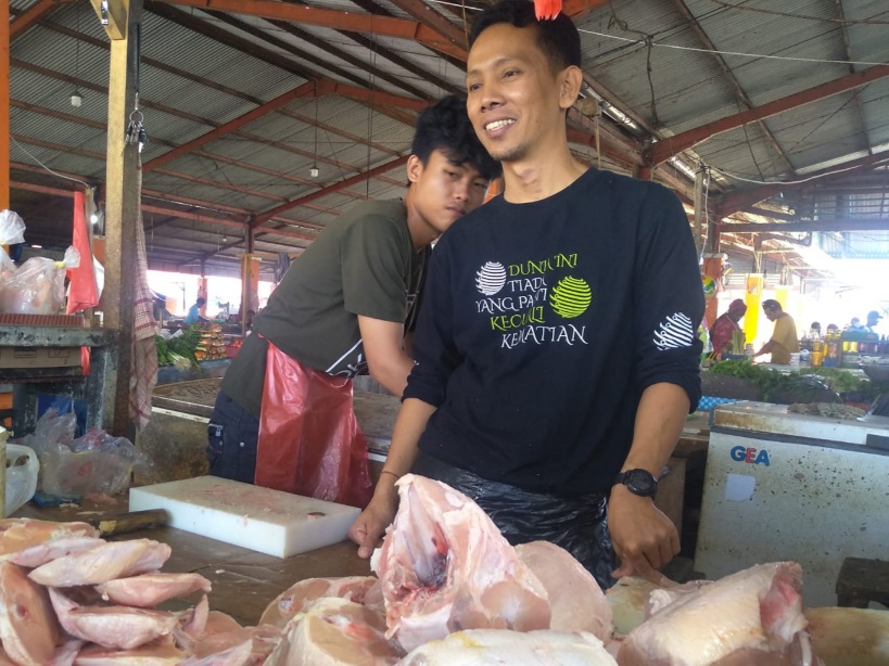Harga Daging Ayam di Pasar Sentral-Timika Alami Penurunan